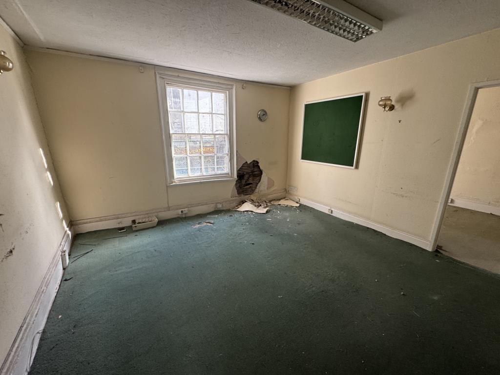 Lot: 27 - COMMERCIAL PROPERTY WITH PLANNING CONSENT FOR PART CONVERSION TO HMO - First floor office